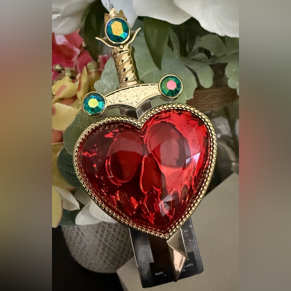 🆕🗡️ BATH & BODY WORKS “QUEEN OF HEARTS SWORD” WALLFLOWER PLUG-IN NIGHTLIGHT. NEW